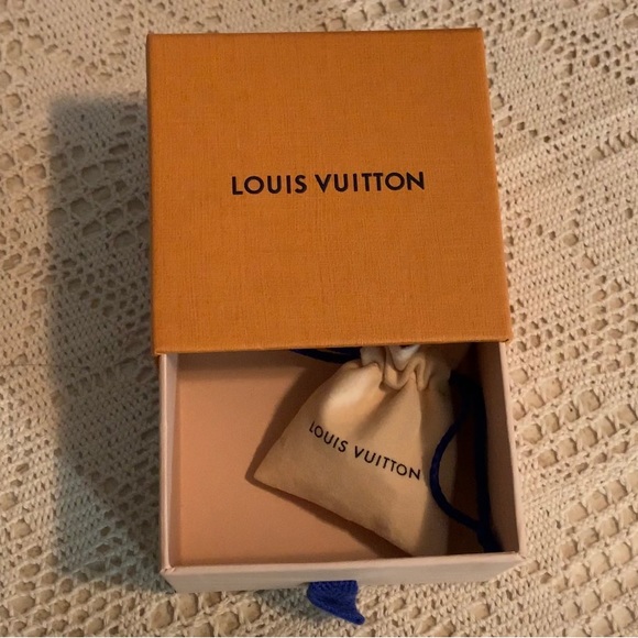 Gold LV Iconic Tresor Ring
Size M - Picture 3 of 8